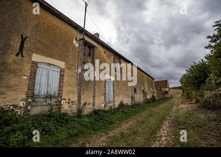 Einem alten, verlassenen und verfallenden Bauernhaus im ländlichen französischen Landschaft Stockfoto