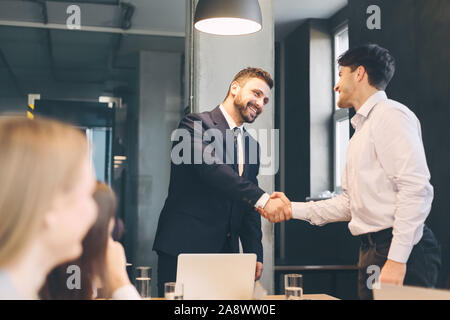 Willkommen in unserem Team! Boss zitternden Hand mit Ma Stockfoto