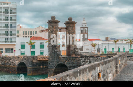 Puente de las Bolas (Brücke der Bälle) ist Alt zeichnen Brücke, die das Zentrum von Arrecife Stadt mit Burg von San Gabriel. Stockfoto