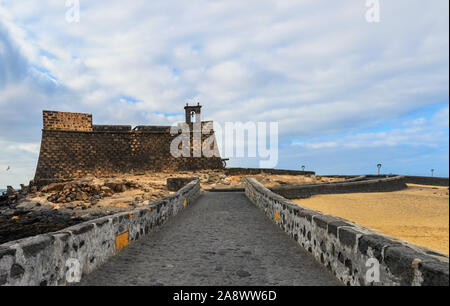 Ansicht der Festung Castillo de San Gabriel (Burg von San Gabriel) an der kleinen Insel vor der Stadt Arrecife, die Hauptstadt von Lanzarote, Kanarische liegt I Stockfoto