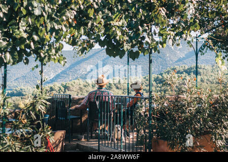 Lacoste, Vaucluse, Provence-Alpes-Cote d'Azur, Frankreich, 25. September 2018: die Touristen auf der Terrasse im Restaurant mit einem fantastischen Blick Stockfoto