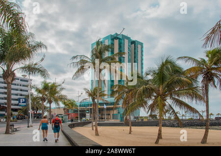 Lanzarote, Kanarische Inseln, Spain-September 1, 2018. Strandpromenade und Arrecife Gran Hotel und Spa, Luxus Hotel in der Hauptstadt von Lanzarote Arresife. Stockfoto