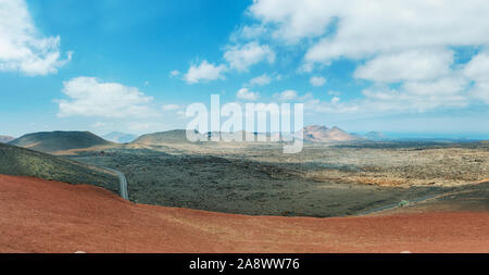 Die spektakuläre Vulkanlandschaft im Nationalpark Timanfaya auf Lanzarote, Kanarische Inseln, Spanien. Der Nationalpark ist einer der Kernbereiche des BIOS Stockfoto