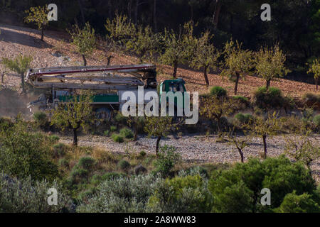 Betonpumpe Staplers Arbeiten im ländlichen Spanien Stockfoto