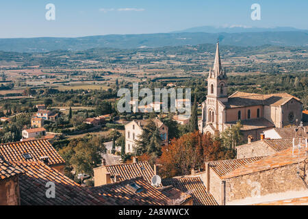 Gordes, Vaucluse, Provence-Alpes-Cote d'Azur, Frankreich, 25. September 2018: Schöne Aussicht auf die neue Kirche Stockfoto