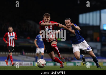 Wird Keane von Ipswich Town und Callum Connolly von Lincoln City - Ipswich Town v Lincoln City, die Emirate FA Cup in die erste Runde, Portman Road, Ipswich, Großbritannien - 9 November 2019 Editorial nur verwenden - DataCo Einschränkungen Stockfoto