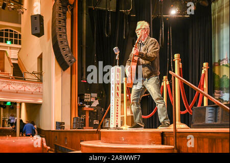 Innenraum der legendären Ryman Auditorium. Die Ryman einmal bewirtete Grand Ole Opry und als Mutter Kirche von Country Musik angesehen. Stockfoto