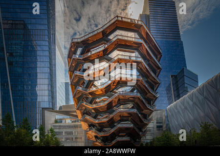 Das Schiff, die auch als Hudson Yards Treppe (von Architekt Thomas Heatherwick ausgelegt) in der Abenddämmerung in Midtown Manhattan, NEW YORK CITY bekannt. Stockfoto