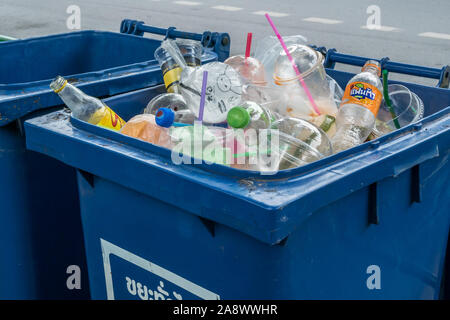 Bangkok, Thailand - November 2,2019: Blau Papierkorb voll Abfall Abfälle aus Abfall. Papierkorb Kunststoff Umweltverschmutzung. Stockfoto