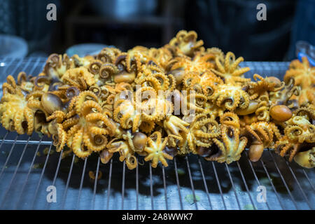Die gebratenen Tintenfisch als Snack Street Food in Bangkok, Thailand. Stockfoto