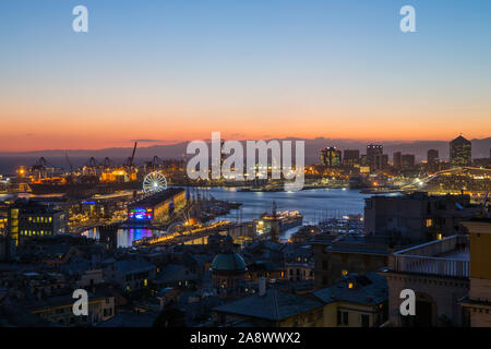 Genua, Italien, 5. November 2019 - Luftbild von Genua, Italien in der Dämmerung, den Hafen mit dem hiistoric Center, Italien, Europa Stockfoto