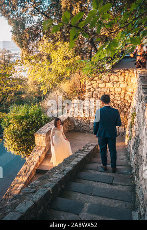 Schön, Provence/Frankreich - September 28, 2018: Die junge Braut und Bräutigam der asiatischen Aussehen während einer Hochzeit gehen Stockfoto