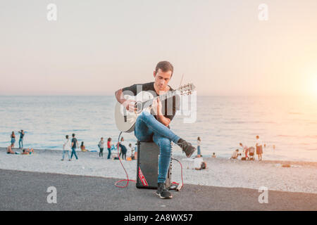 Schön, Provence/Frankreich - September 28, 2018: ein junger Kerl mit einem weißen Gitarre spielen am Abend auf der Promenade vor dem Hintergrund der werden. Stockfoto