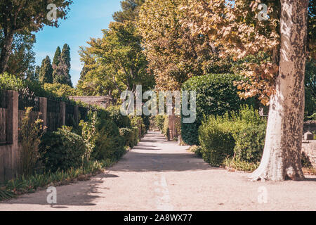 Saint-Remy-de-Provence, Frankreich, 24. September 2018: Blick auf die grüne Gasse, am Eingang des Alten psychiatrischen Klinik Stockfoto