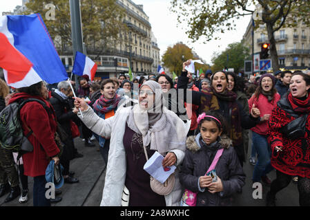 *** Streng KEINE VERKÄUFE IN DEN FRANZÖSISCHEN MEDIEN UND VERLAGE *** November 10, 2019 - Paris, Frankreich: Tausende von Menschen halten eine März gegen Islamophobie zwei Wochen nach einem Angriff gegen eine Moschee in Bayonne und einem Anstieg der anti-Islam Panikmache in der französischen politischen Klasse. Des milliers de manifestants prennent par a la Grande Marche contre l'Islamophobie. Stockfoto