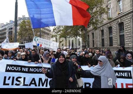 *** Streng KEINE VERKÄUFE IN DEN FRANZÖSISCHEN MEDIEN UND VERLAGE *** November 10, 2019 - Paris, Frankreich: Tausende von Menschen halten eine März gegen Islamophobie zwei Wochen nach einem Angriff gegen eine Moschee in Bayonne und einem Anstieg der anti-Islam Panikmache in der französischen politischen Klasse. Des milliers de manifestants prennent par a la Grande Marche contre l'Islamophobie. Stockfoto