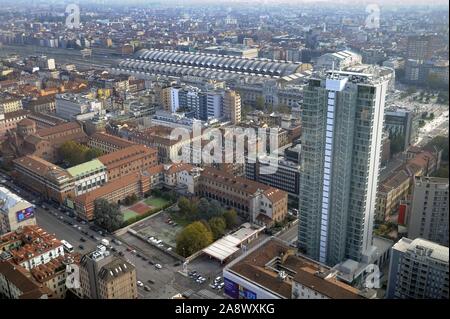 Mailand (Italien), Blick von der Dachterrasse der Region Lombardei Turm, der Hauptbahnhof und der galfa Turm Stockfoto