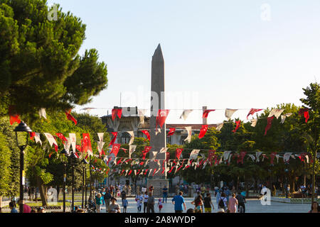 Sultanahmet, Fatih, Istanbul Türkei, August 5th, 2019: Der Obelisk von Theodosius war nach Konstantinopel ca. gebracht. 4. AD. Von einem Tempel in Theben. Stockfoto