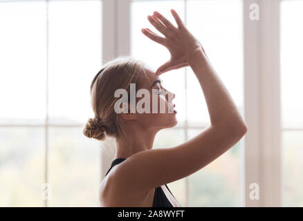 Seitenansicht Portrait von schöne schlanke junge Frau mit Tattoo auf