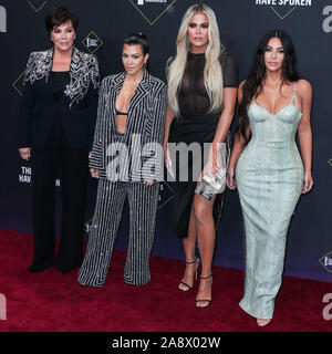 Kris Jenner, Kourtney Kardashian, Khloe Kardashian und Kim Kardashian West am2019 E ankommen! Der Menschen Choice Awards gehalten an Barker Hangar am 10. November 2019 in Santa Monica, Los Angeles, Kalifornien, USA. (Foto von Xavier Collin/Image Press Agency) Stockfoto