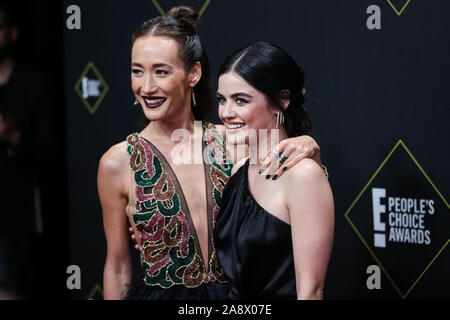 Santa Monica, USA. 10 Nov, 2019. Schauspielerinnen Maggie Q und Lucy Hale kommen Im 2019 E! Der Menschen Choice Awards gehalten an Barker Hangar am 10. November 2019 in Santa Monica, Los Angeles, Kalifornien, USA. (Foto von Xavier Collin/Image Press Agency) Quelle: Bild Presse Agentur/Alamy leben Nachrichten Stockfoto