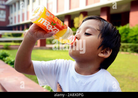 Little Boy Saft trinken mit Flasche Stockfoto