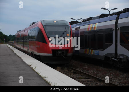 Deutsche Regionalbahn verbinden Französische TER am Bahnhof Wissembourg Stockfoto