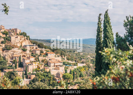 Gordes, Vaucluse, Provence-Alpes-Cote d'Azur, Frankreich, 25. September 2018: schönes Panorama auf die Stadt Stockfoto