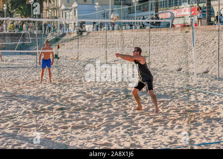 Schön, Provence/Frankreich - 28. September 2018: Junge Menschen am Strand Beachvolleyball spielen Stockfoto