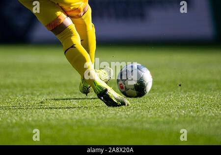 Funktion, Kugel und Beine, Torwart, Fußballschuhe, Fussballschu, Fußball 1. 1. Fussballbundesliga, 11. Spieltag, Borussia Mönchengladbach (MG) - Werder Bremen (HB) 3:1, am 10.11.2019 im Borussia Mönchengladbach/Deutschland. € | Nutzung weltweit Stockfoto