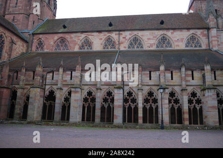 Kreuzgang St. Peter und St. Paul's von aussen Stockfoto