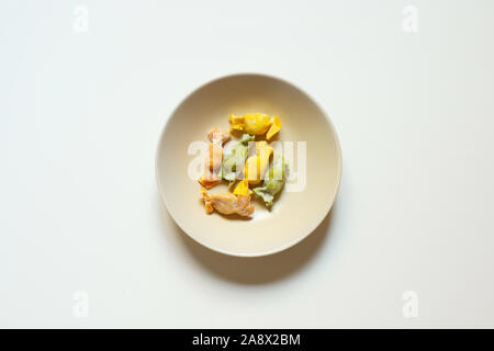 OLYMPUS DIGITAL CAMERAStuffed Pasta mit caramelle Form serviert in einer Schüssel über einem weißen Hintergrund der Ansicht von oben im Studio Stockfoto