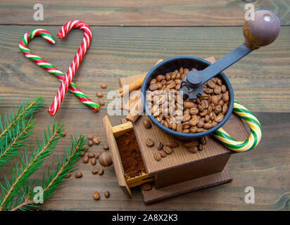 Handschleifer und Weihnachten Candy auf einer hölzernen Hintergrund. Stockfoto