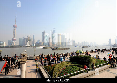 Shanghai, China-November 29,2018: Skyline von Pudong über den Huangpu Fluss von Bund Promenade in Shanghai, China Stockfoto