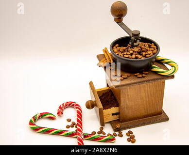 Handschleifer und Weihnachten candy auf hellen Hintergrund Stockfoto