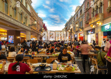 Oktober 31, 2019: MACAU, China - Innere der Food Court im Venetian Hotel & Casino, dem größten Supercomplex in der Welt Stockfoto
