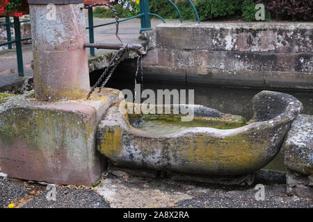 Alte Stein Bewässerung Brunnen Stockfoto