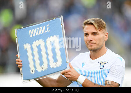 Rom, Italien. 10 Nov, 2019. Ciro unbeweglich der SS Lazio wirft mit der Auszeichnung für 100 Tore mit seinem Team während der Serie ein Match zwischen Latium und Lecce im Stadio Olimpico, Rom, Italien Am 10. November 2019 empfangen. Foto von Giuseppe Maffia. Credit: UK Sport Pics Ltd/Alamy leben Nachrichten Stockfoto