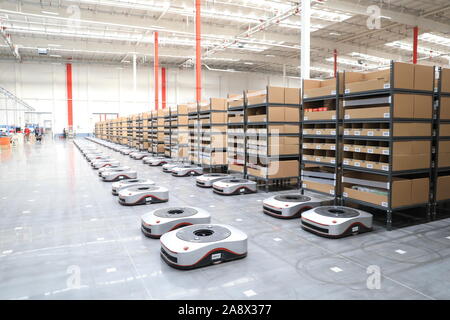 (191111) - Peking, November 11, 2019 (Xinhua) - Foto am 12 April, 2019 zeigt die Lieferung Roboter in der China online Händler riesigen JD.com's' Asien Nr. 1 "intelligente Logistik Zentrum in Shenyang, der Hauptstadt der Provinz Liaoning im Nordosten Chinas. (Xinhua) Stockfoto