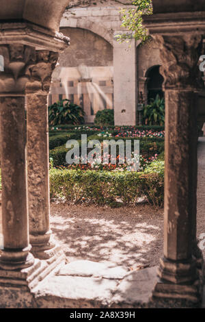 Saint-Remy-de-Provence, Frankreich, 24. September 2018: Blick auf den Innenhof und Garten des alten psychiatrischen Klinik Stockfoto