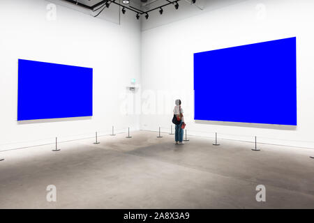 Museum für Moderne Kunst Frames Freistellungspfad Galerie Chroma Blau Strahler Weiß-minimalistische Ausstrahlung. Stockfoto