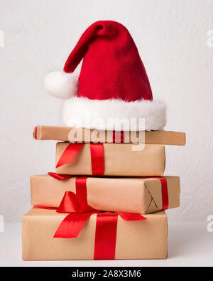 In der Nähe von Weihnachten Flach von präsentiert in braunem Papier gewickelt Stockfoto