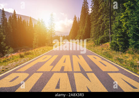 Leere Asphaltstraße mit Plan A und Plan B Konzept. Fahren auf einer leeren Straße in den Bergen auf den Plan B und hinter den Plan A. Stockfoto