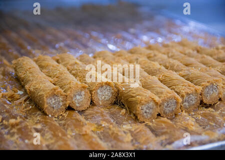 Baklava - die traditionelle arabische und türkische süßes Gebäck Desserts, zum Verkauf Stockfoto