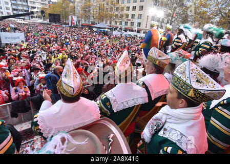 Köln, Deutschland. 11 Nov, 2019. Reiten Korps Jan von Werth auf der Bühne - Karnevalisten in Kostüm vor der Bühne bei der Eröffnung des Karnevals Session 2019 2020 des Kölner Karneval auf dem Heumarkt. Traditionell am 11.11. um 11 Uhr 11 den Kölner Karneval mit einer großen Open Air Festival öffnet sich. Credit: Horst Galuschka/dpa/Alamy leben Nachrichten Stockfoto