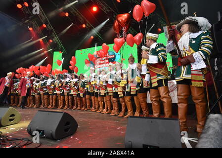 Köln, Deutschland. 11 Nov, 2019. Reiten Korps Jan von Werth auf der Bühne - Karnevalisten in Kostüm vor der Bühne bei der Eröffnung des Karnevals Session 2019 2020 des Kölner Karneval auf dem Heumarkt. Traditionell am 11.11. um 11 Uhr 11 den Kölner Karneval mit einer großen Open Air Festival öffnet sich. Credit: Horst Galuschka/dpa/Alamy leben Nachrichten Stockfoto