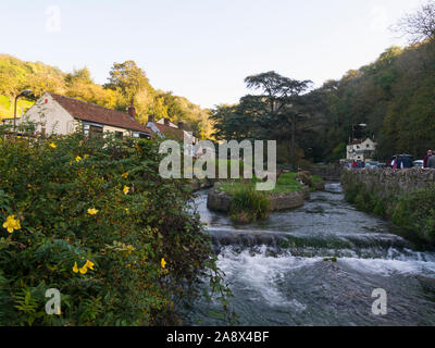 Somerset Yeo Fluss durch das Dorf von u-Cheddar Cheddar Yeo Fluss entsteht im unteren Teil von gough's Cave in Mendip Hills. Stockfoto