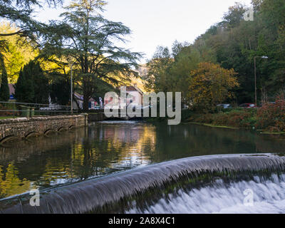 Somerset Yeo Fluss durch das Dorf von u-Cheddar Cheddar Yeo Fluss entsteht im unteren Teil von gough's Cave Cheddar Gorge Somerset Ger Stockfoto