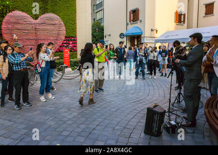 Shanghai, China, Menschen auf dem Stadtplatz, Straßenszenen, Stadtzentrum, Xin Tian Di Gegend, Straßenmusiker spielen, einkaufen, chinesische Stadt belebte Straße, shanghai Outdoor Shopping Mall Stockfoto