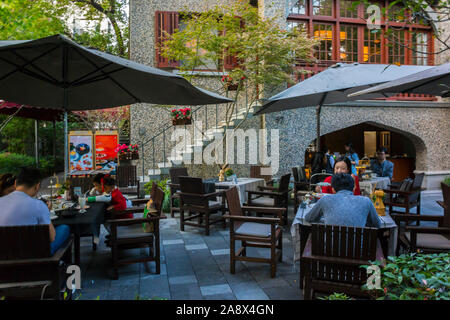 Shanghai, China, Menschen auf der Terrasse von eleganten chinesischen Restaurant Street Szenen, Stadtzentrum, alte französische Viertel, Vintage shanghai Stockfoto